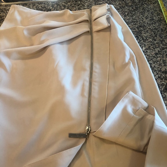 EUC Luxury pencil skirt with ruffle and zipper - Picture 5 of 6